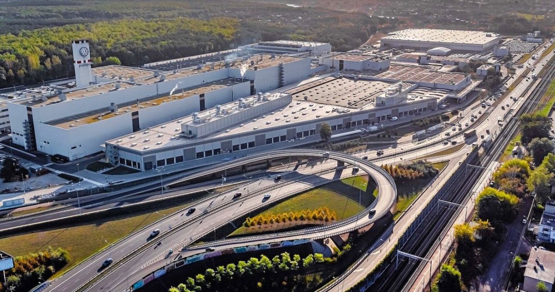 Volkswagen świętuje 4 mln aut wyprodukowanych w Poznaniu i przedstawia ulepszonego e-Transportera