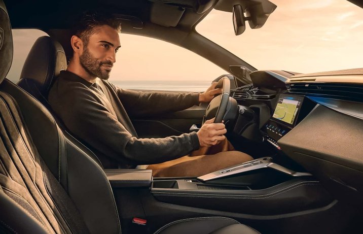 Peugeot 408 po face liftingu – kokpit z kierowcą