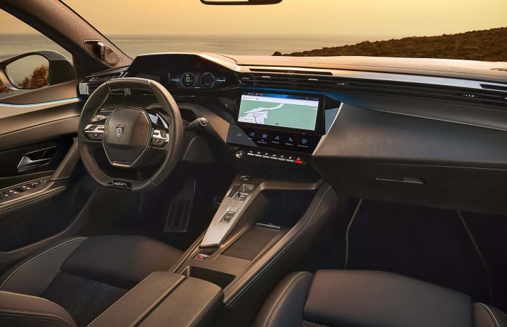 Peugeot 408 po face liftingu – deska rozdzielcza