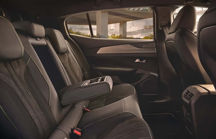 Peugeot 408 po face liftingu – kanapa