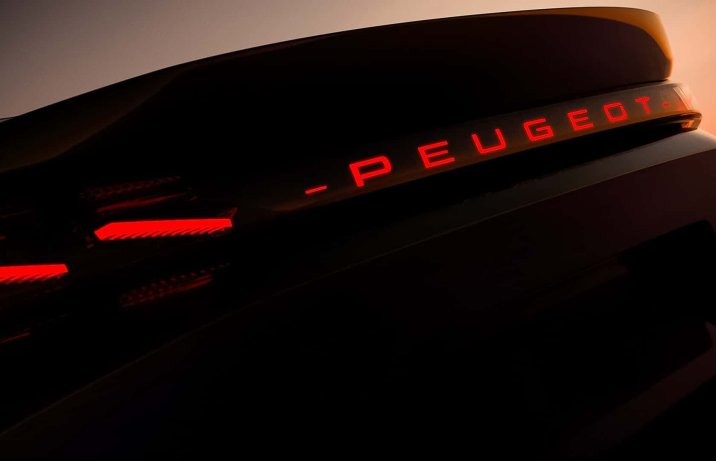 Peugeot 408 po face liftingu – napis Peugeot z tyłu