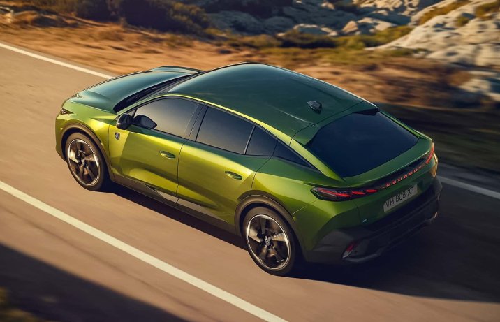 Peugeot 408 po face liftingu – widok z góry