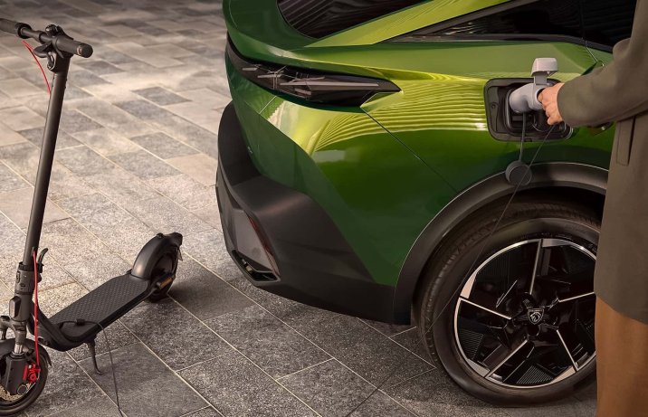 Peugeot 408 po face liftingu – tył ładowanie V2L