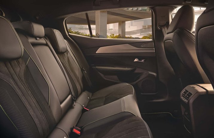 Peugeot 408 po face liftingu – kanapa