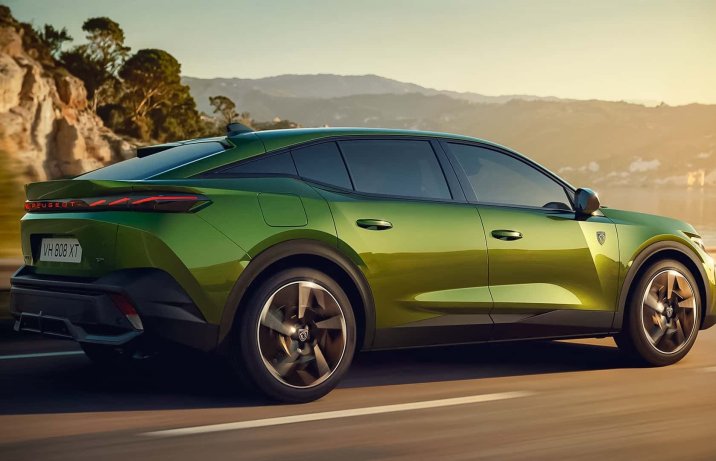 Peugeot 408 po face liftingu – bok i tył