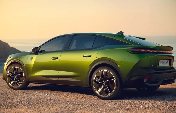 Peugeot 408 po face liftingu – bok