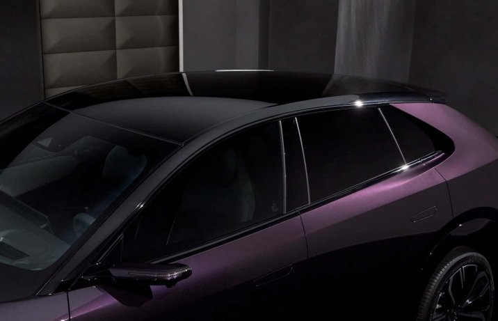 Mazda CX-6e – widok z boku i góry