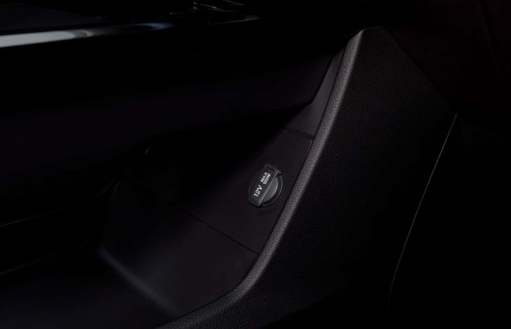 Mazda CX-6e – bagażnik, gniazdo 12 V