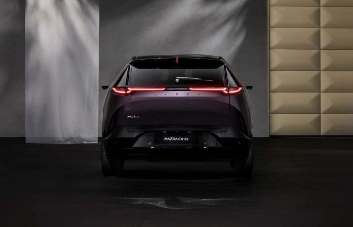 Mazda CX-6e – tył