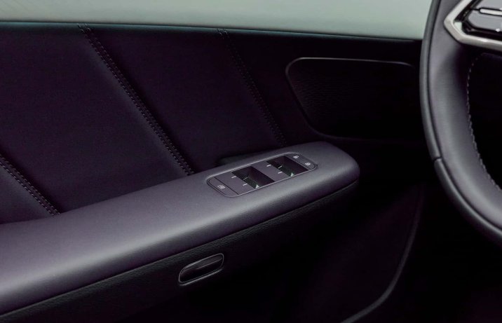 Mazda CX-6e – boczek, przyciski do szyb