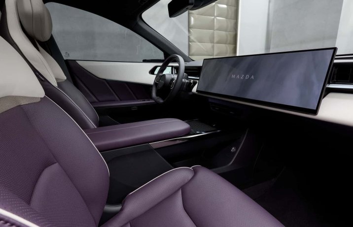 Mazda CX-6e – deska rozdzielcza widok z boku