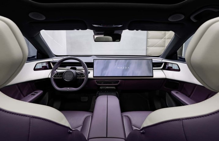 Mazda CX-6e – deska rozdzielcza