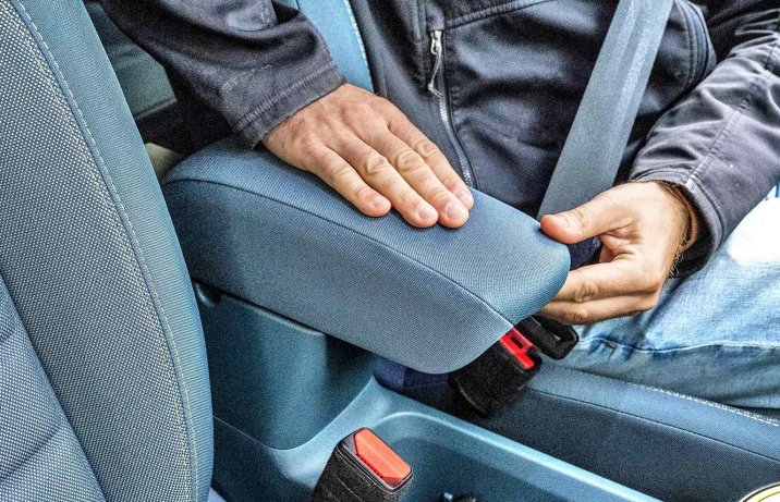 Fiat Grande Panda Hybrid La Prima – podłokietnik z przodu