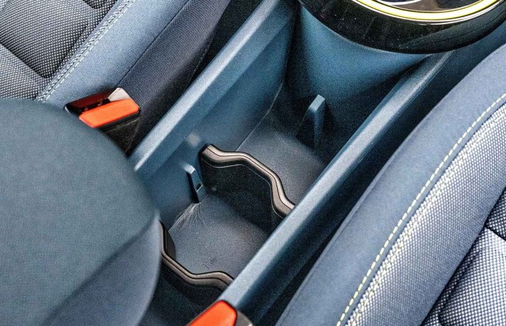 Fiat Grande Panda Hybrid La Prima 2025 – deska rozdzielcza, uchwyty na kubki