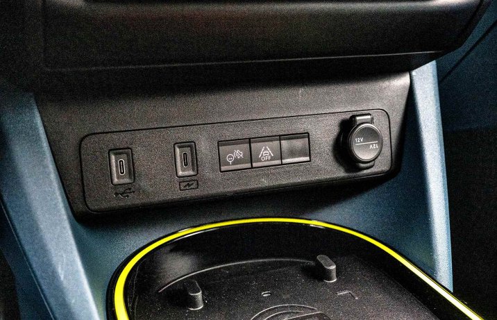 Fiat Grande Panda Hybrid La Prima 2025 – deska rozdzielcza, gniazda, przyciski w dolnej części konsoli