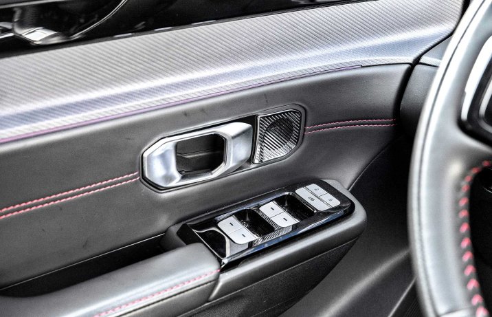 Sportequipe 6 GT 2025 – wnętrze, przyciski na boczku drzwiowym