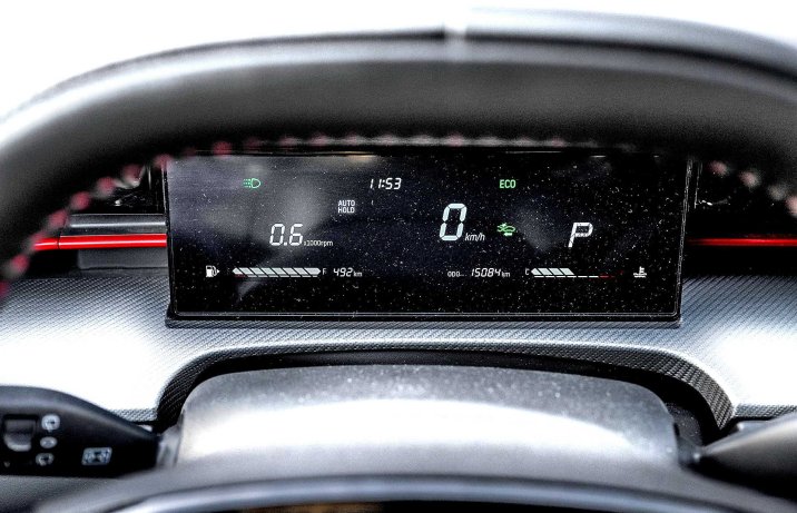 Sportequipe 6 GT 2025 – wnętrze, ekran przed kierowcą