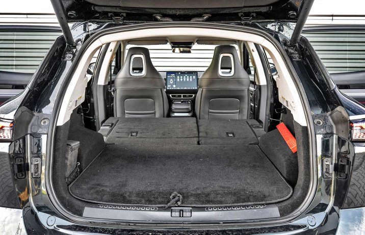 Sportequipe 6 GT 2025 – wnętrze, bagażnik