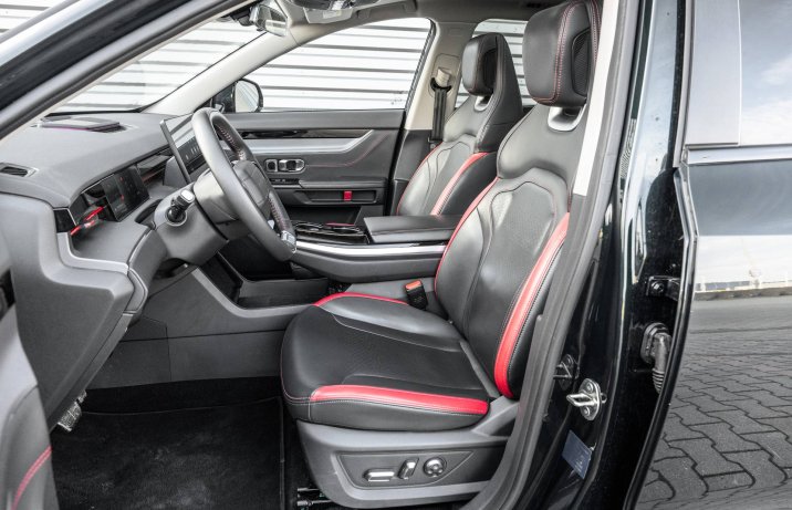 Sportequipe 6 GT 2025 – wnętrze, fotele z przodu