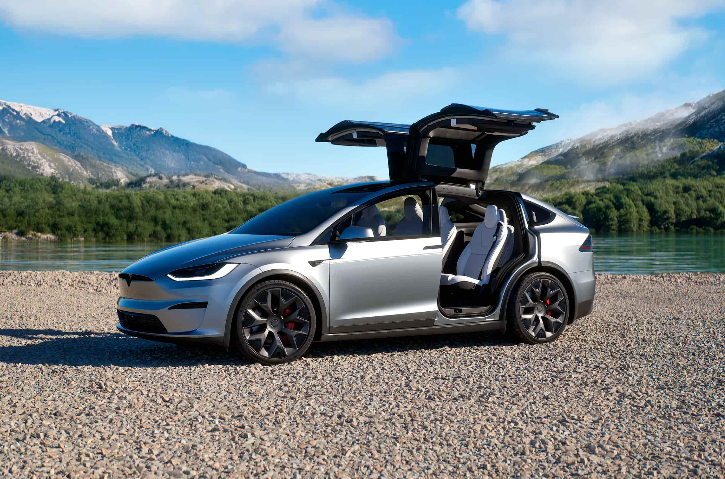 Tesla Model X – otwarte drzwi