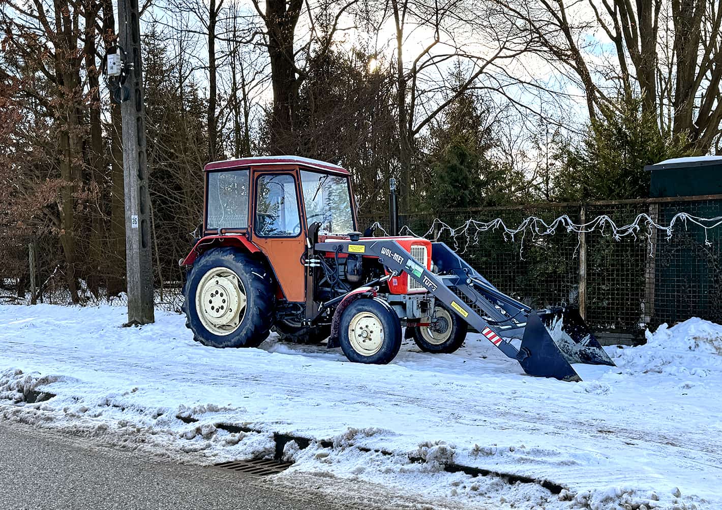 traktor-odsniezajacy-chodnik
