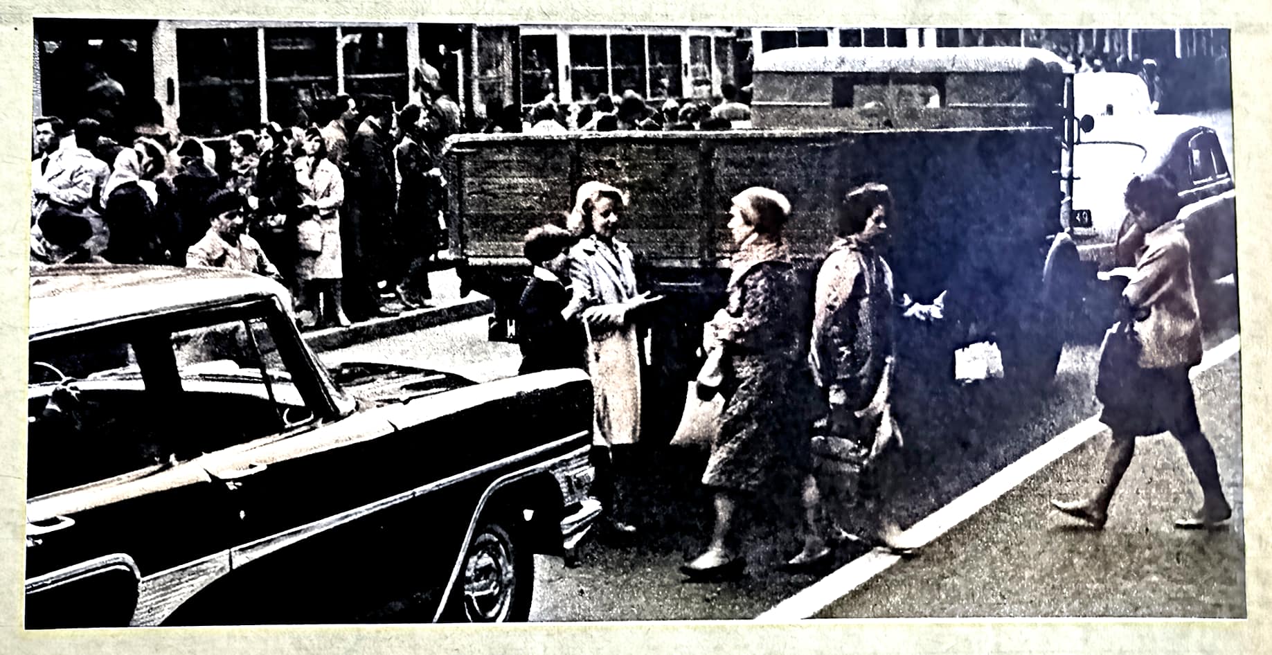 motor-numer-6-z-1976-roku-ulica-z-saochodami-i-pieszymi