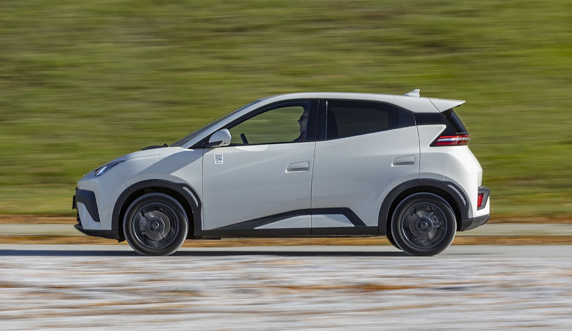 BYD Dolphin Surf Comfort – w ruchu, bok