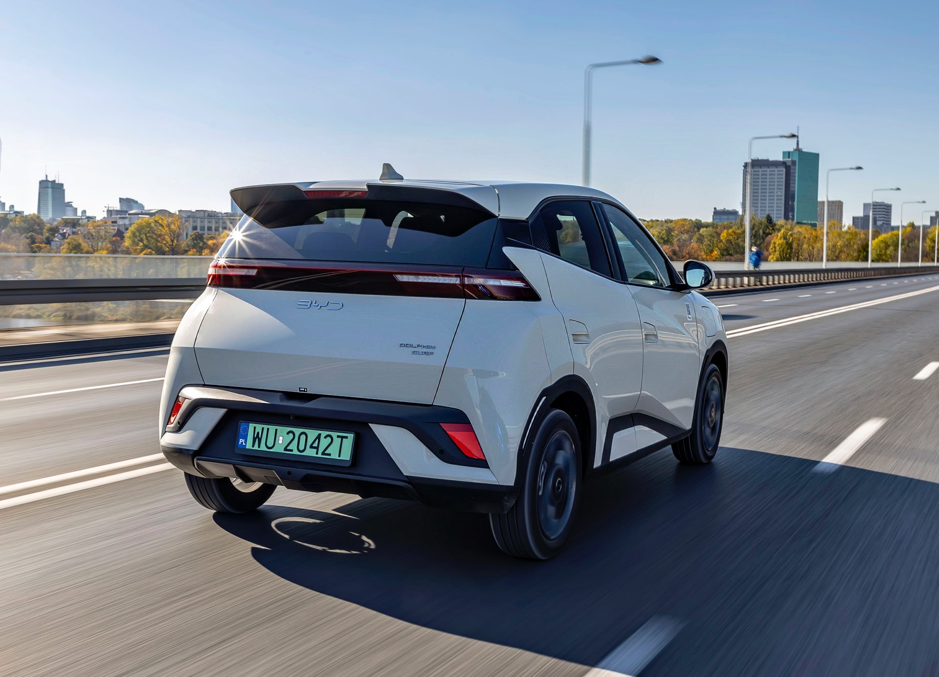 BYD Dolphin Surf Comfort – tył w mieście