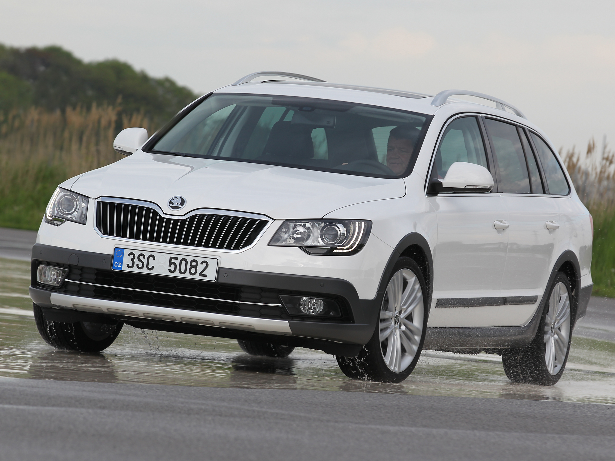 skoda_superb_combi_outdoor_1