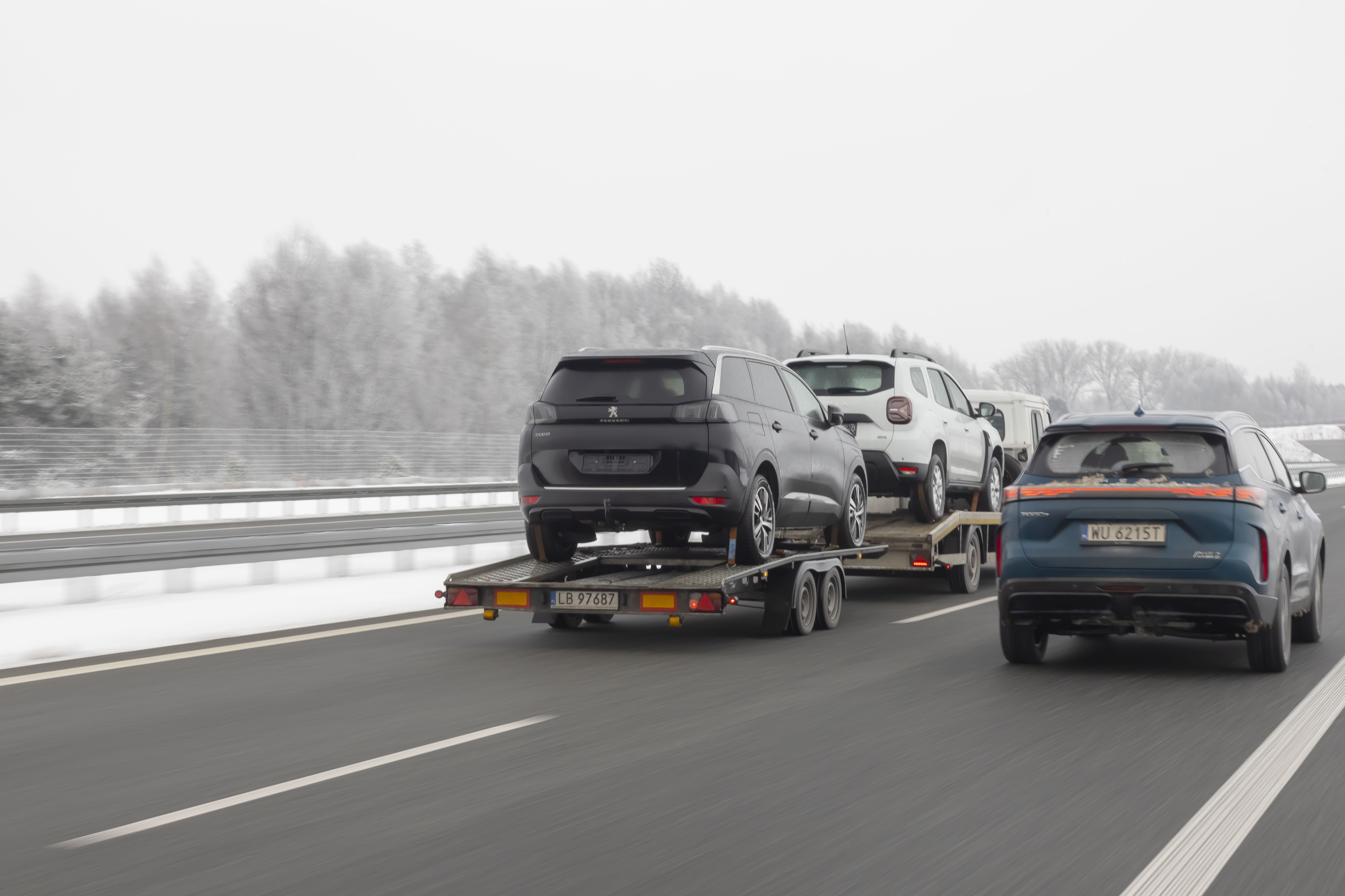 samochód z przyczepą