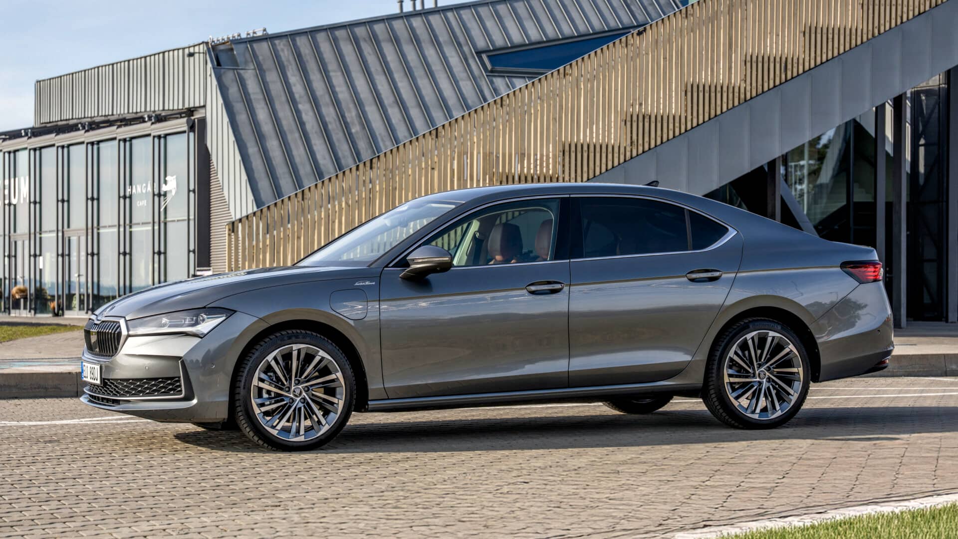 Skoda Superb plug-in hybrid – bok