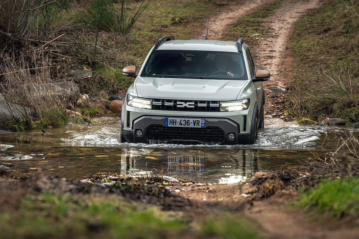 Ma zasilanie LPG, automat i napęd na obie osie. Tak jeździ Dacia Duster hybrid-G 150 4x4 | TEST