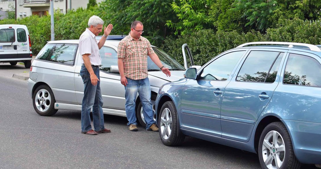 dwa auta po stłuczce