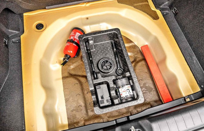 Kia K4 1.6 T-GDI 180 KM 7 DCT GT-Line – bagażnik, wnęka pod podłogą