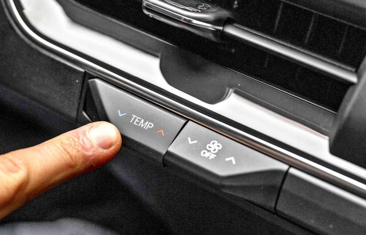 Kia K4 1.6 T-GDI 180 KM 7 DCT GT-Line – deska rozdzielcza, przyciski klimatyzacja