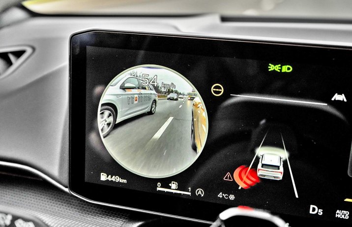 Kia K4 1.6 T-GDI 180 KM 7 DCT GT-Line – deska rozdzielcza, ekran z asystentem martwego pola