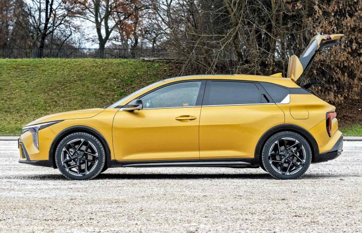 Kia K4 1.6 T-GDI 180 KM 7 DCT GT-Line – bok z otwartym bagażnikiem