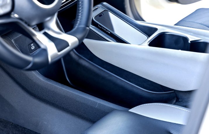 BYD Dolphin Surf Comfort – deska rozdzielcza, schowek pod konsolą