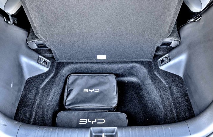 BYD Dolphin Surf Comfort – skrytka w bagażniku