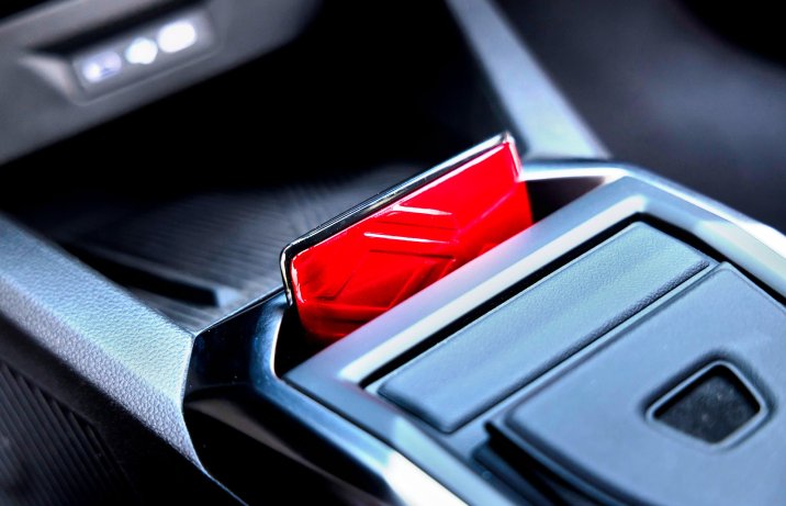 Nowe Renault Clio – schowek w konsoli środkowej