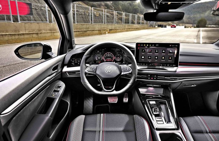 Volkswagen Golf GTI Edition 50 – wnętrze, deska rozdzielcza