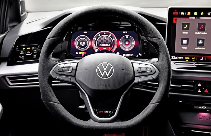 Volkswagen Golf GTI Edition 50 – wnętrze, kierownica i zegary