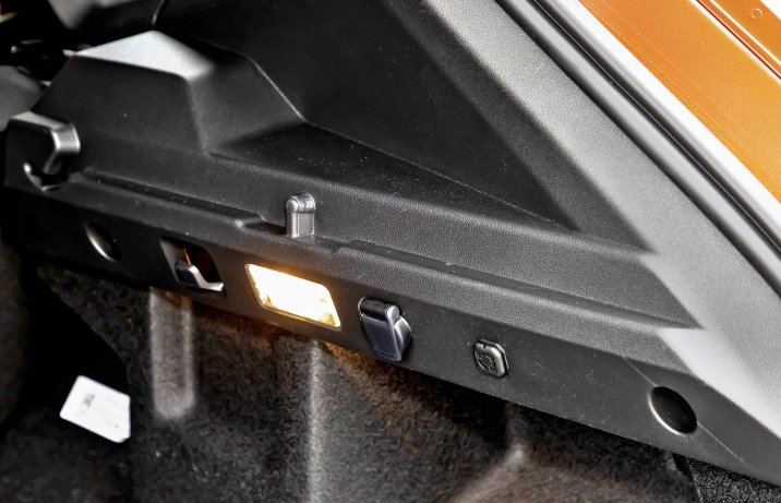 Dacia Duster hybrid 155 journey – bagażnik, oświetlenie, haczyki