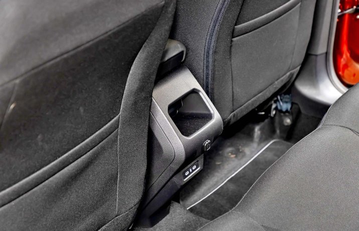 Dacia Duster hybrid 155 journey – drugi rząd siedzeń, schowek, porty USB