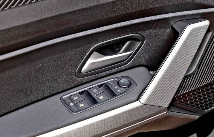 Dacia Duster hybrid 155 journey – podłokietnik na drzwiach