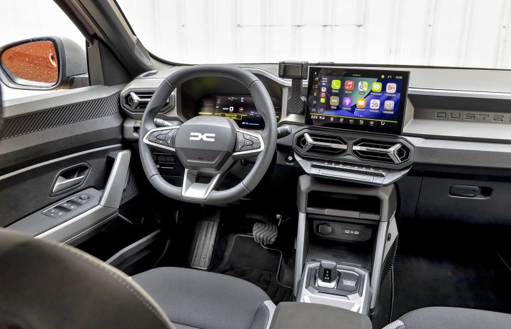 Dacia Duster hybrid 155 journey – kokpit