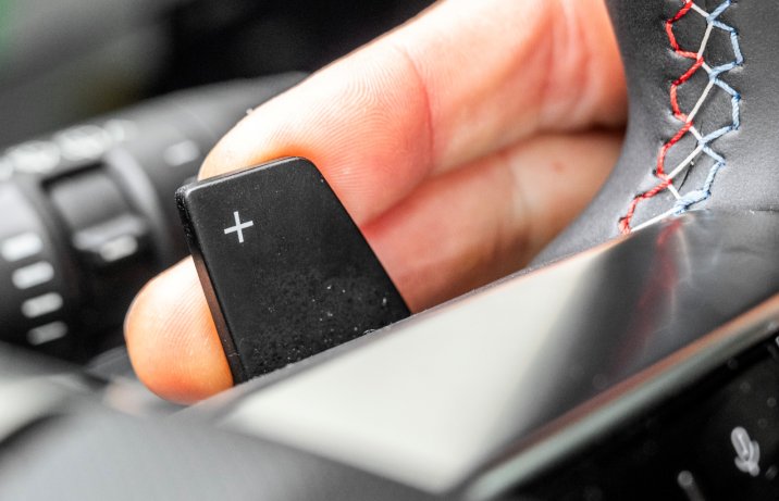 Renault Austral full hybrid E-Tech 200 esprit Alpine – manetki przy kierownicy