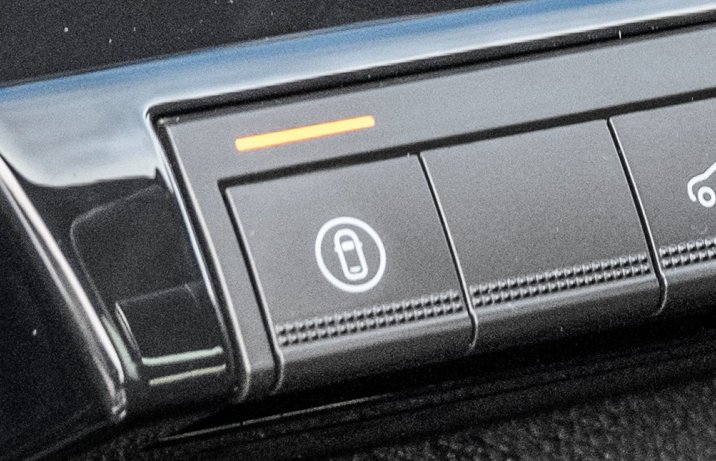 Renault Austral full hybrid E-Tech 200 esprit Alpine – przycisk trybu indywidualnego systemów bezpieczeństwa