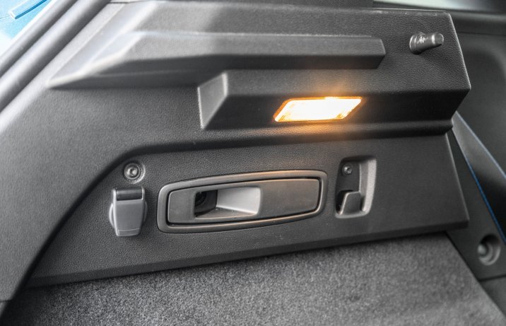 Renault Austral full hybrid E-Tech 200 esprit Alpine – cięgła do składania oparć kanapy