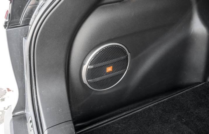 Toyota Corolla Cross - subwoofer